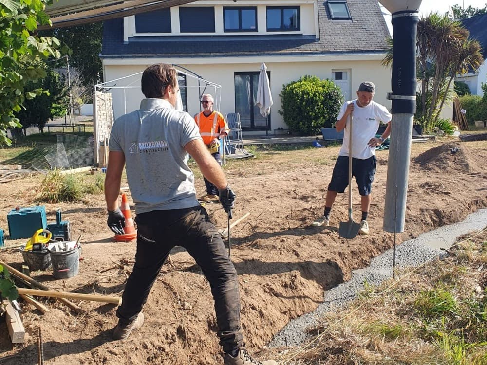 Équipe de MORBIHAN CONSTRUCTION sur un chantier de terrassement dans le Morbihan